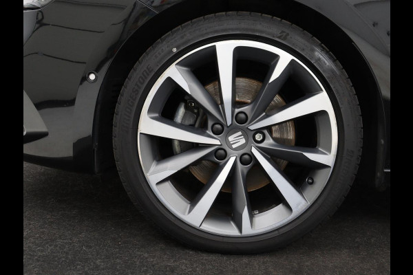 Seat Leon 1.5 eTSI FR Launch Edition | Stoelverwarming | Trekhaak | Adaptive cruise | Camera | Carplay | Sfeerverlichting | Navigatie | Keyless | Dynamic Chassis Control | Full LED