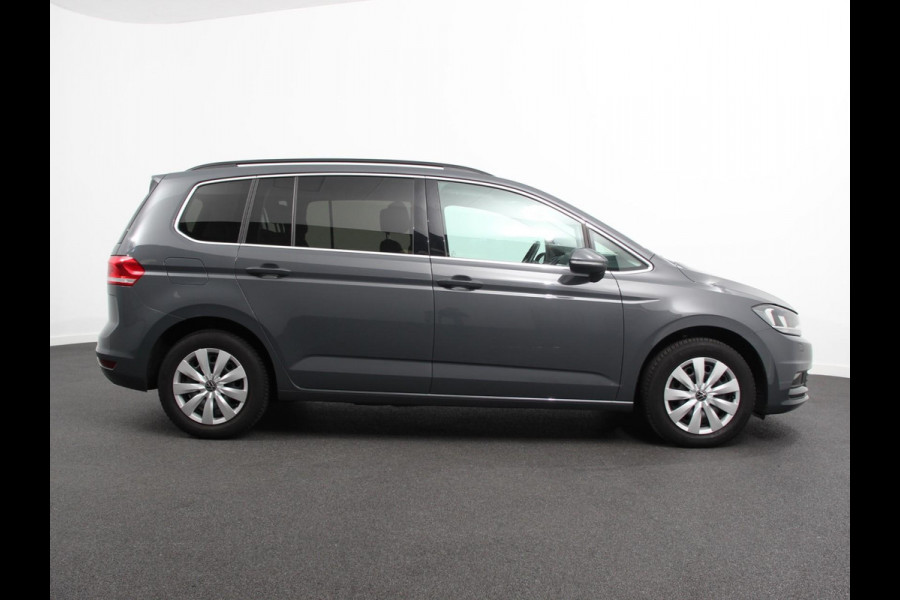 Volkswagen Touran 1.5 TSI 150pk DSG Comfortline Plus 7p | Navigatie | Apple Carplay/Android Auto | Wegklapbare trekhaak | Parkeersensoren | Adaptive Cruise Control | Stoelverwarming | Getinte ramen | Climate Control