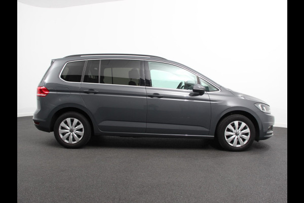 Volkswagen Touran 1.5 TSI 150pk DSG Comfortline Plus 7p | Navigatie | Apple Carplay/Android Auto | Wegklapbare trekhaak | Parkeersensoren | Adaptive Cruise Control | Stoelverwarming | Getinte ramen | Climate Control