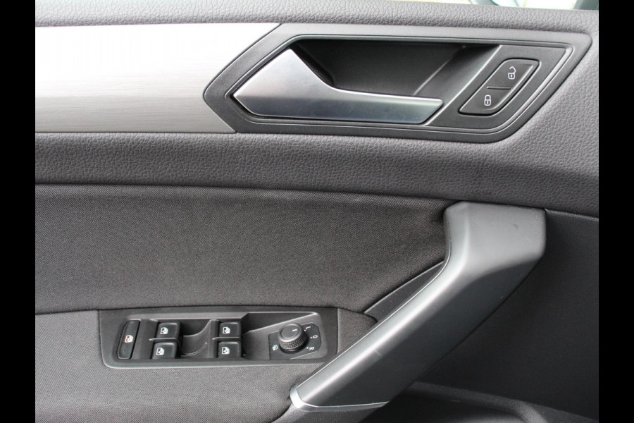 Volkswagen Touran 1.5 TSI 150pk DSG Comfortline Plus 7p | Navigatie | Apple Carplay/Android Auto | Wegklapbare trekhaak | Parkeersensoren | Adaptive Cruise Control | Stoelverwarming | Getinte ramen | Climate Control