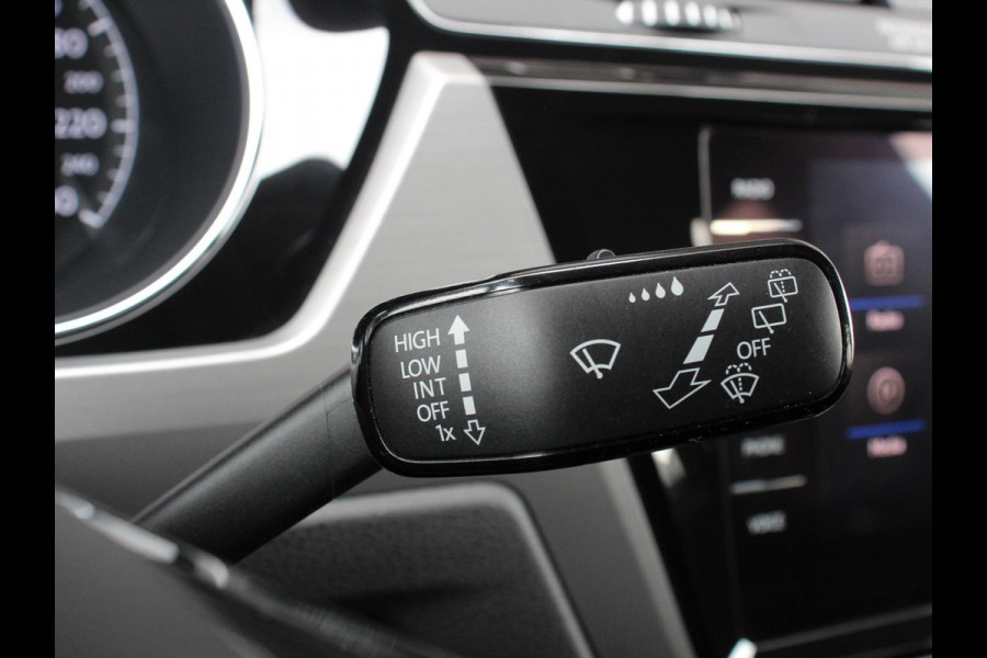 Volkswagen Touran 1.5 TSI 150pk DSG Comfortline Plus 7p | Navigatie | Apple Carplay/Android Auto | Wegklapbare trekhaak | Parkeersensoren | Adaptive Cruise Control | Stoelverwarming | Getinte ramen | Climate Control