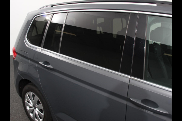 Volkswagen Touran 1.5 TSI 150pk DSG Comfortline Plus 7p | Navigatie | Apple Carplay/Android Auto | Wegklapbare trekhaak | Parkeersensoren | Adaptive Cruise Control | Stoelverwarming | Getinte ramen | Climate Control
