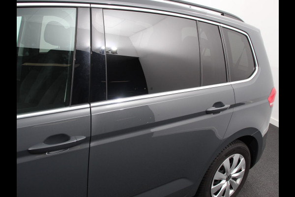 Volkswagen Touran 1.5 TSI 150pk DSG Comfortline Plus 7p | Navigatie | Apple Carplay/Android Auto | Wegklapbare trekhaak | Parkeersensoren | Adaptive Cruise Control | Stoelverwarming | Getinte ramen | Climate Control