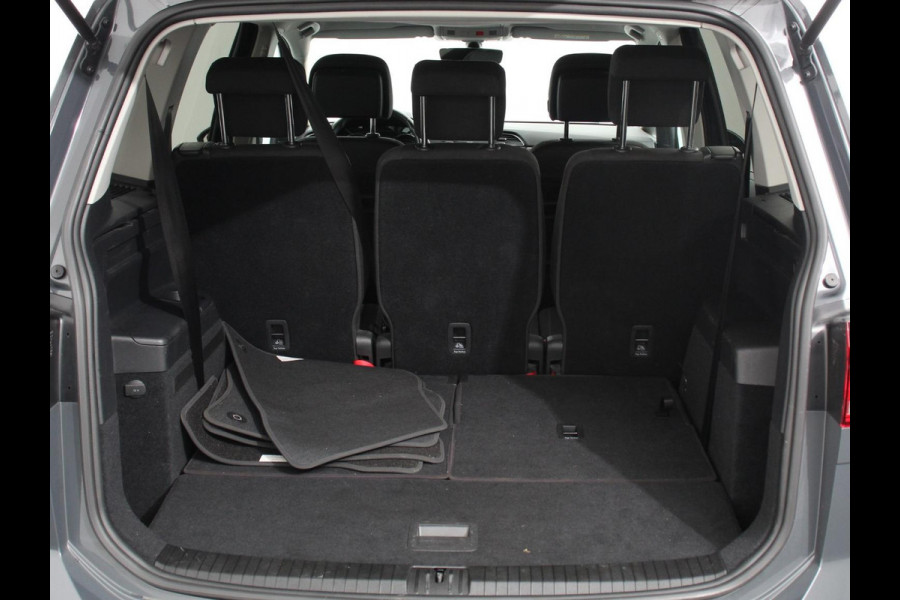 Volkswagen Touran 1.5 TSI 150pk DSG Comfortline Plus 7p | Navigatie | Apple Carplay/Android Auto | Wegklapbare trekhaak | Parkeersensoren | Adaptive Cruise Control | Stoelverwarming | Getinte ramen | Climate Control