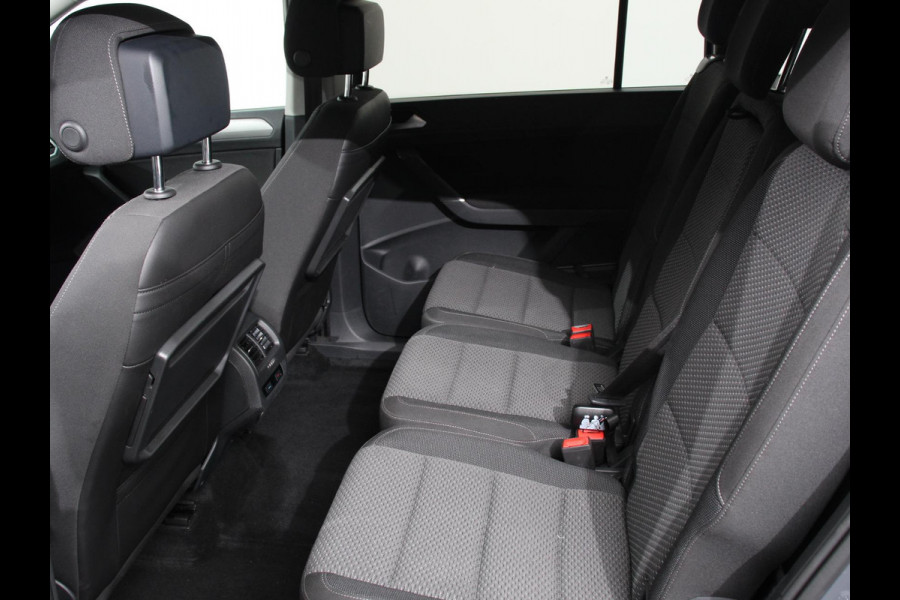 Volkswagen Touran 1.5 TSI 150pk DSG Comfortline Plus 7p | Navigatie | Apple Carplay/Android Auto | Wegklapbare trekhaak | Parkeersensoren | Adaptive Cruise Control | Stoelverwarming | Getinte ramen | Climate Control