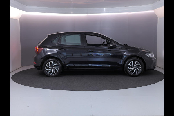 Volkswagen Polo 1.0 TSI Life 95 PK | Navigatie via app | Parkeersensoren voor en achter | LM velgen |