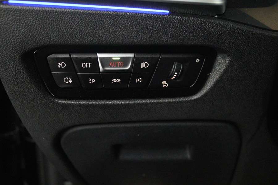 BMW 3-serie 330i High Executive Edition M-Pakket (PANORAMADAK, HEAD-UP, CAMERA, STOELVERWARMING, DEALER ONDERHOUDEN, NL-AUTO, NAP)