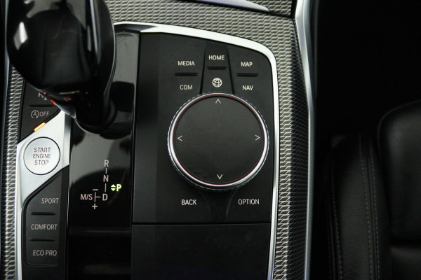 BMW 3-serie 330i High Executive Edition M-Pakket (PANORAMADAK, HEAD-UP, CAMERA, STOELVERWARMING, DEALER ONDERHOUDEN, NL-AUTO, NAP)