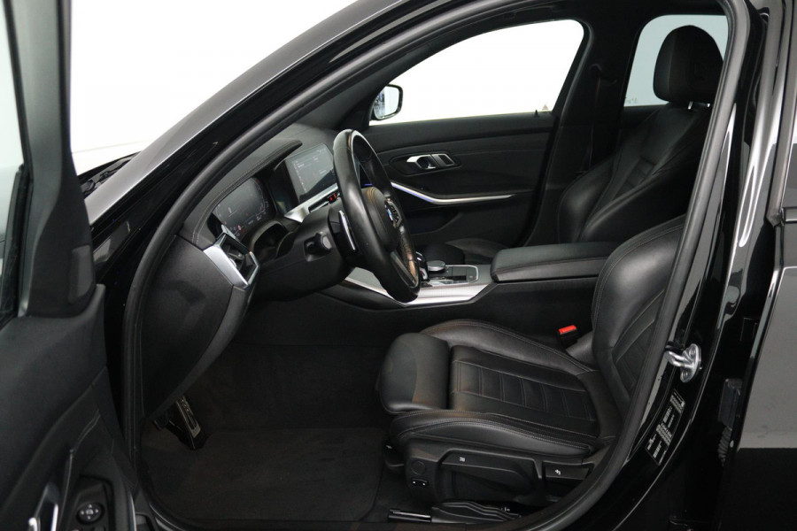 BMW 3-serie 330i High Executive Edition M-Pakket (PANORAMADAK, HEAD-UP, CAMERA, STOELVERWARMING, DEALER ONDERHOUDEN, NL-AUTO, NAP)