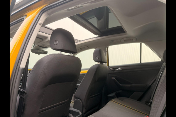Volkswagen T-Roc 1.5 TSI Sport DSG ACC Panodak Stoelverw Navigatie Sfeerverl