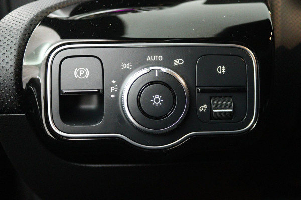 Mercedes-Benz CLA-Klasse 200 Business Solution AMG (SFEERVERLICHTING, CAMERA, LED, STOELVERWARMING, 1e EIGENAAR, GOED ONDERHOUDEN)