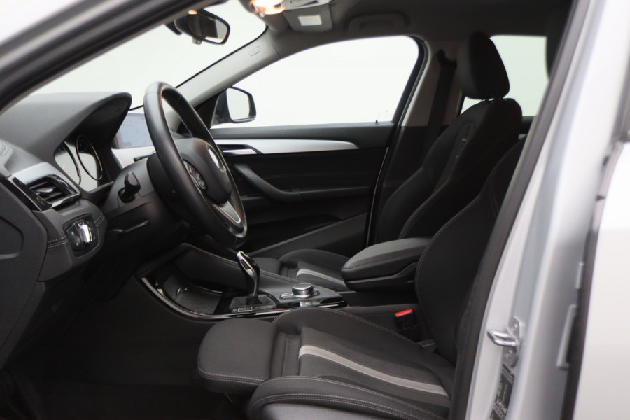 BMW X2 sDrive20i High Executive Automaat LED, Head-Up, Apple Carplay, Stoelverwarming, PDC, 17"
