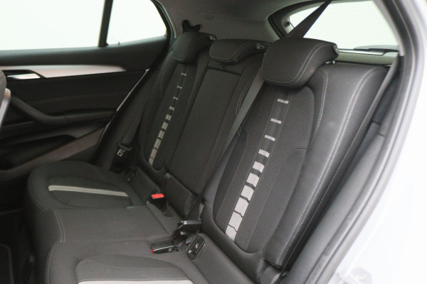 BMW X2 sDrive20i High Executive Automaat LED, Head-Up, Apple Carplay, Stoelverwarming, PDC, 17"