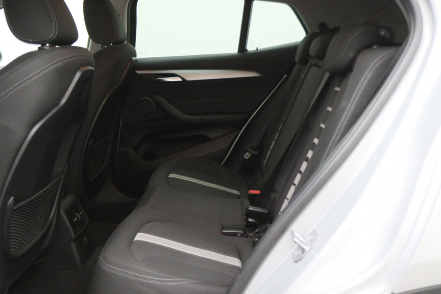 BMW X2 sDrive20i High Executive Automaat LED, Head-Up, Apple Carplay, Stoelverwarming, PDC, 17"