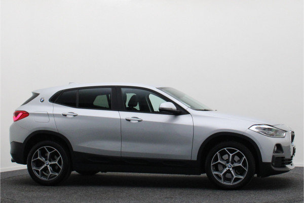 BMW X2 sDrive20i High Executive Automaat LED, Head-Up, Apple Carplay, Stoelverwarming, PDC, 17"