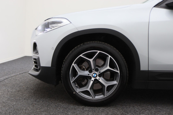 BMW X2 sDrive20i High Executive Automaat LED, Head-Up, Apple Carplay, Stoelverwarming, PDC, 17"