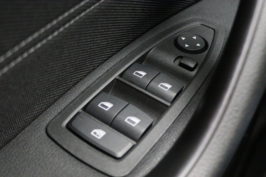 BMW X2 sDrive20i High Executive Automaat LED, Head-Up, Apple Carplay, Stoelverwarming, PDC, 17"