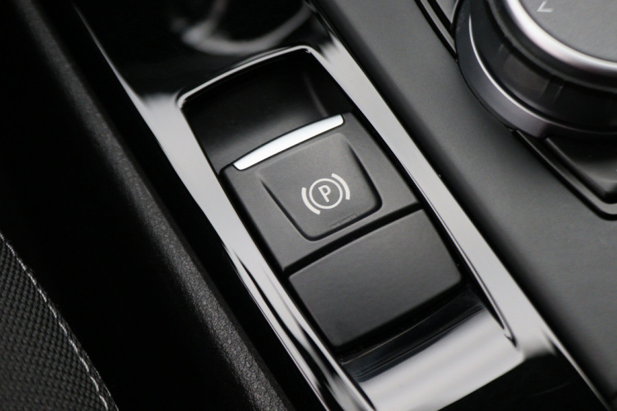 BMW X2 sDrive20i High Executive Automaat LED, Head-Up, Apple Carplay, Stoelverwarming, PDC, 17"
