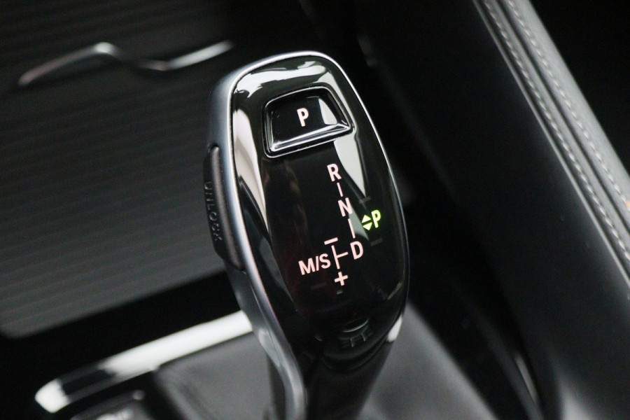 BMW X2 sDrive20i High Executive Automaat LED, Head-Up, Apple Carplay, Stoelverwarming, PDC, 17"