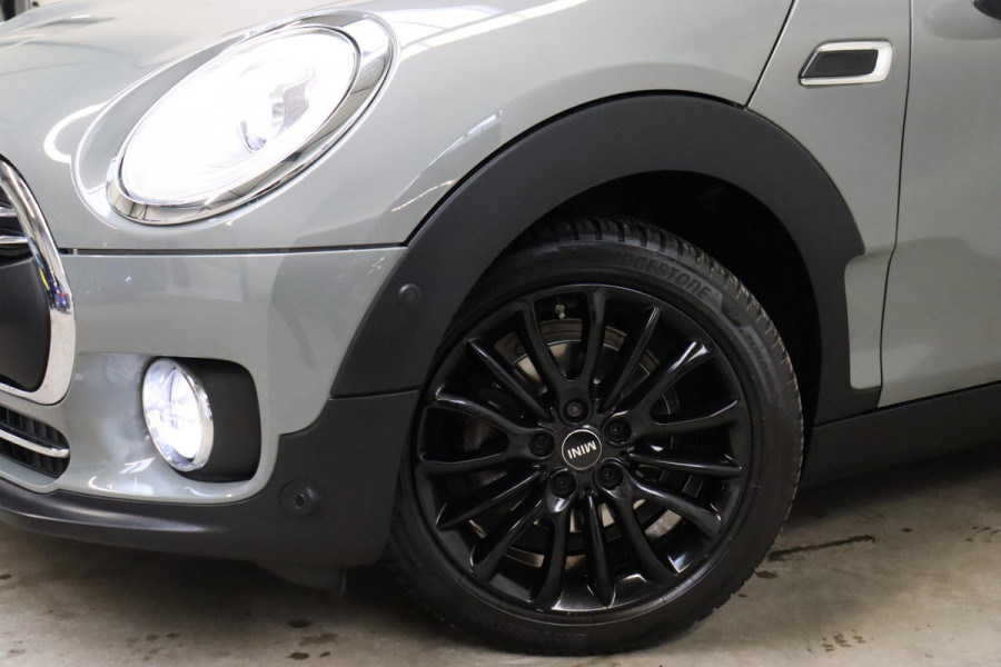 MINI Clubman One Salt Business / Navigatie / LED / Climate Control / Parkeersensoren voor+achter / 16 Inch / Bluetooth / Extra Getint Glas / Cruise Control / Sportstuurwiel / Chrome Line