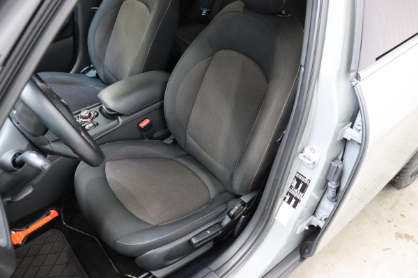 MINI Clubman One Salt Business / Navigatie / LED / Climate Control / Parkeersensoren voor+achter / 16 Inch / Bluetooth / Extra Getint Glas / Cruise Control / Sportstuurwiel / Chrome Line