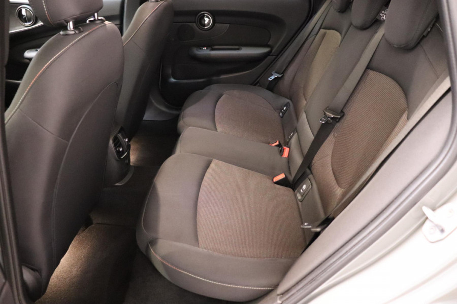 MINI Clubman One Salt Business / Navigatie / LED / Climate Control / Parkeersensoren voor+achter / 16 Inch / Bluetooth / Extra Getint Glas / Cruise Control / Sportstuurwiel / Chrome Line