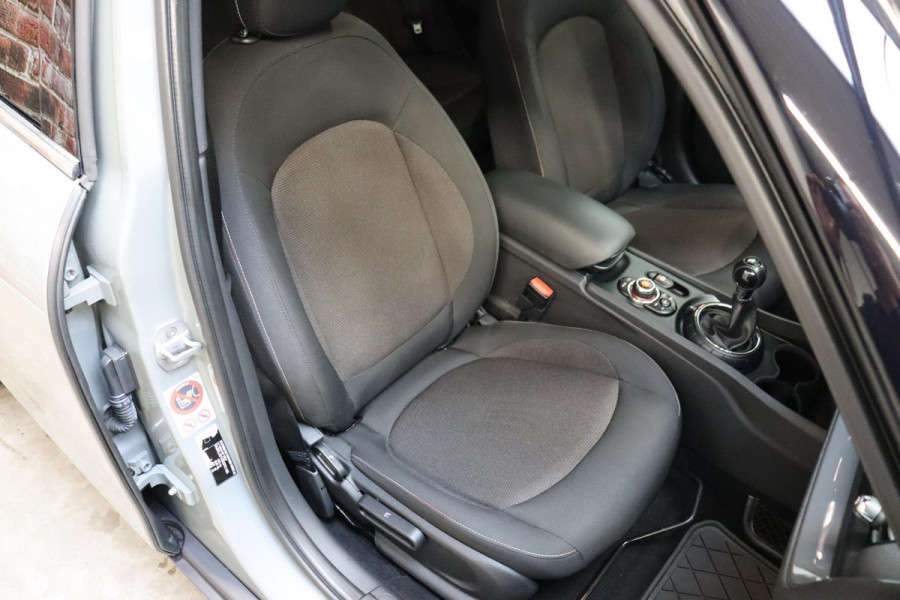 MINI Clubman One Salt Business / Navigatie / LED / Climate Control / Parkeersensoren voor+achter / 16 Inch / Bluetooth / Extra Getint Glas / Cruise Control / Sportstuurwiel / Chrome Line
