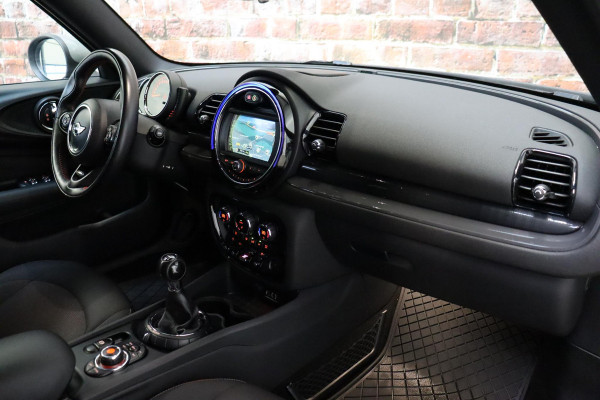 MINI Clubman One Salt Business / Navigatie / LED / Climate Control / Parkeersensoren voor+achter / 16 Inch / Bluetooth / Extra Getint Glas / Cruise Control / Sportstuurwiel / Chrome Line