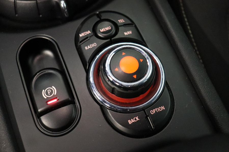 MINI Clubman One Salt Business / Navigatie / LED / Climate Control / Parkeersensoren voor+achter / 16 Inch / Bluetooth / Extra Getint Glas / Cruise Control / Sportstuurwiel / Chrome Line