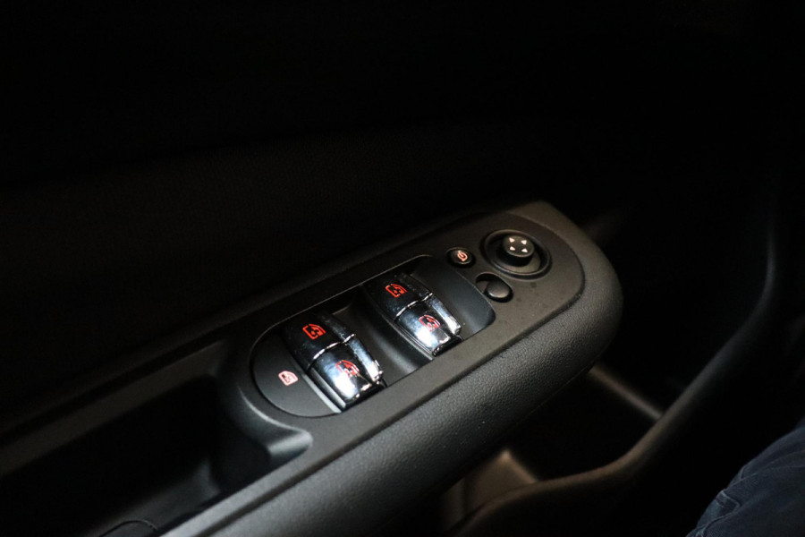 MINI Clubman One Salt Business / Navigatie / LED / Climate Control / Parkeersensoren voor+achter / 16 Inch / Bluetooth / Extra Getint Glas / Cruise Control / Sportstuurwiel / Chrome Line