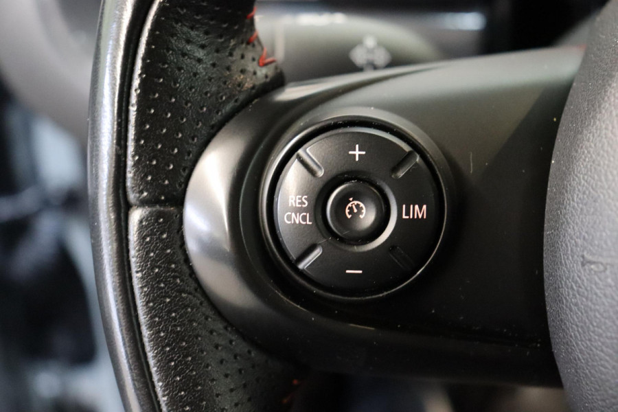 MINI Clubman One Salt Business / Navigatie / LED / Climate Control / Parkeersensoren voor+achter / 16 Inch / Bluetooth / Extra Getint Glas / Cruise Control / Sportstuurwiel / Chrome Line