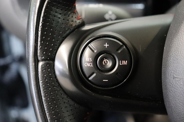 MINI Clubman One Salt Business / Navigatie / LED / Climate Control / Parkeersensoren voor+achter / 16 Inch / Bluetooth / Extra Getint Glas / Cruise Control / Sportstuurwiel / Chrome Line