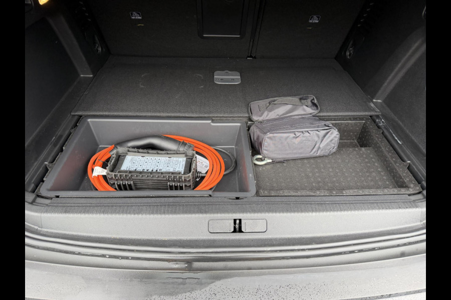 Peugeot 3008 1.6 HYbrid4 300 GT BLACK OPTIC BOMVOL! 22.000KM!| BLACK| STOEL VERWARMING | MASSAGE STOELEN | ELEKT. STOELEN MET GEHEUGEN | ADAPTIVE CRUISE | 12MND BOVAG GARANTIE | ELEKT. ACHTERKLEP | PANO DAK | FOCAL AUDIO|