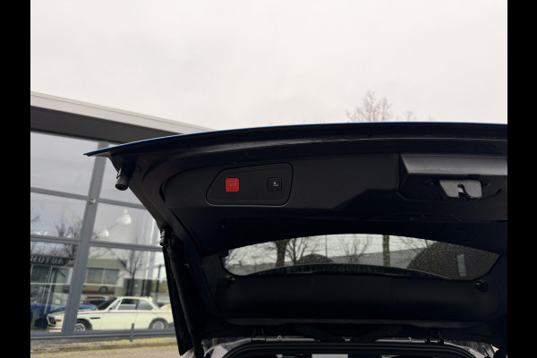 Peugeot 3008 1.6 HYbrid4 300 GT BLACK OPTIC BOMVOL! 22.000KM!| BLACK| STOEL VERWARMING | MASSAGE STOELEN | ELEKT. STOELEN MET GEHEUGEN | ADAPTIVE CRUISE | 12MND BOVAG GARANTIE | ELEKT. ACHTERKLEP | PANO DAK | FOCAL AUDIO|