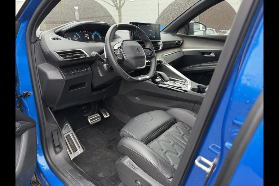 Peugeot 3008 1.6 HYbrid4 300 GT BLACK OPTIC BOMVOL! 22.000KM!| BLACK| STOEL VERWARMING | MASSAGE STOELEN | ELEKT. STOELEN MET GEHEUGEN | ADAPTIVE CRUISE | 12MND BOVAG GARANTIE | ELEKT. ACHTERKLEP | PANO DAK | FOCAL AUDIO|