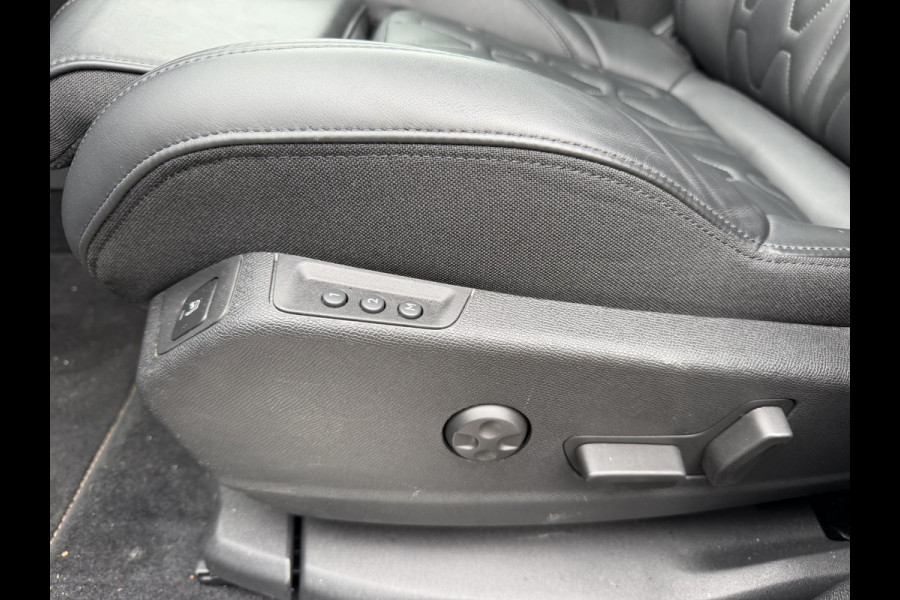 Peugeot 3008 1.6 HYbrid4 300 GT BLACK OPTIC BOMVOL! 22.000KM!| BLACK| STOEL VERWARMING | MASSAGE STOELEN | ELEKT. STOELEN MET GEHEUGEN | ADAPTIVE CRUISE | 12MND BOVAG GARANTIE | ELEKT. ACHTERKLEP | PANO DAK | FOCAL AUDIO|