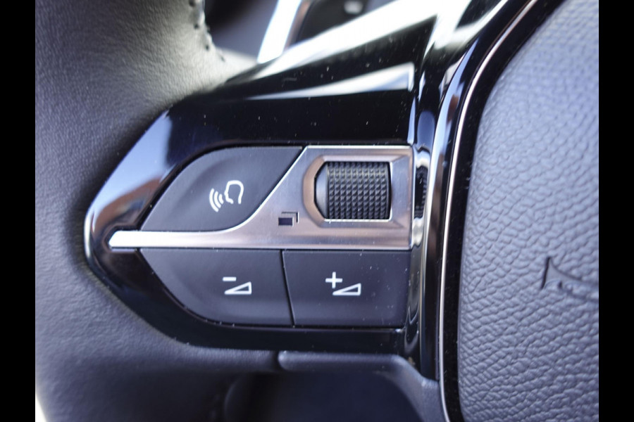 Peugeot 2008 1.2 PureTech 130pk Automaat Allure | Navigatie | Apple Carplay/Android Auto | 360 camera | Parkeersensoren | Blind Spot Assist | Adaptive Cruise Control | Stoelverwarming | Getinte ramen | Climate Control