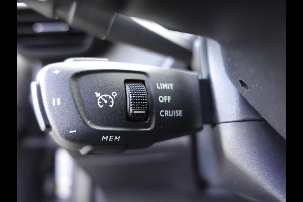 Peugeot 2008 1.2 PureTech 130pk Automaat Allure | Navigatie | Apple Carplay/Android Auto | 360 camera | Parkeersensoren | Blind Spot Assist | Adaptive Cruise Control | Stoelverwarming | Getinte ramen | Climate Control