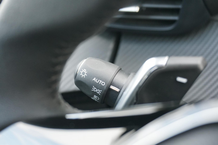 Peugeot 208 Hybrid 100 e-DCS6 Allure + CAMERA / KEYLESS / CARPLAY