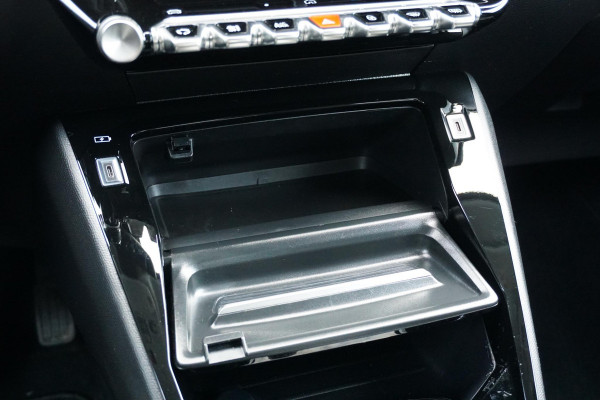 Peugeot 208 Hybrid 100 e-DCS6 Allure + CAMERA / KEYLESS / CARPLAY