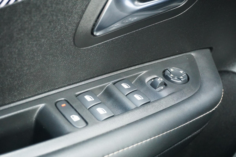 Peugeot 208 Hybrid 100 e-DCS6 Allure + CAMERA / KEYLESS / CARPLAY