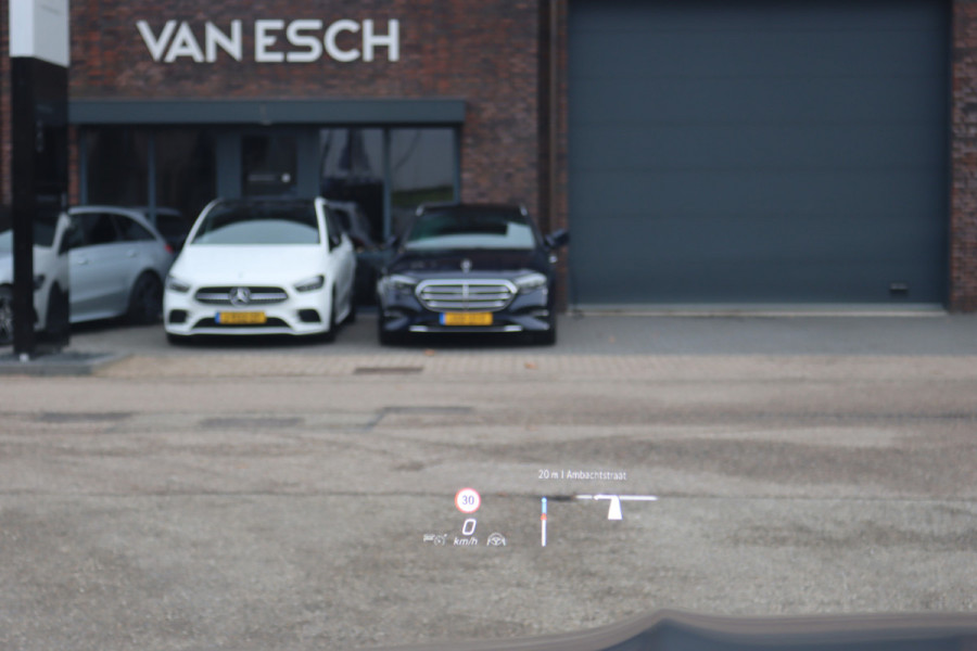 Mercedes-Benz EQB 350 4MATIC AMG Line 71 kWh | 40.500,- Netto | Distronic | Memory | HUD | Verwarmd Stuurwiel | Trekhaak | Burmester | Panoramadak | Keyless Go | Surround Camera |  Vario-Achterbank |