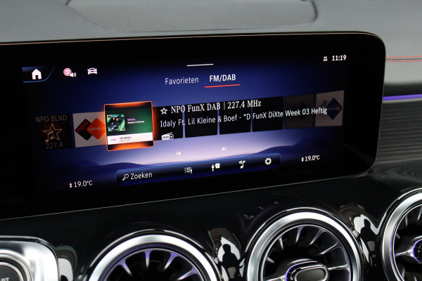 Mercedes-Benz EQB 350 4MATIC AMG Line 71 kWh | 40.500,- Netto | Distronic | Memory | HUD | Verwarmd Stuurwiel | Trekhaak | Burmester | Panoramadak | Keyless Go | Surround Camera |  Vario-Achterbank |