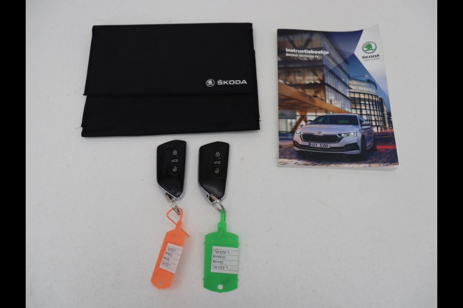 Škoda Octavia 1.4 TSI RS iV PHEV Business | Stoelverwarming | Adaptive cruise | Side Assist | Camera | Alcantara | Matrix LED | Carplay | Sfeerverlichting | Navigatie |