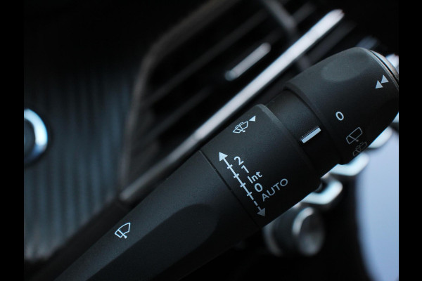 Peugeot 208 1.2 PureTech Allure Pack | Navigatie | Apple Carplay/Android Auto | Achteruitrij camera | Climate control | LED | Adaptieve cruise control | Parkeersensor achter | Verwarmde voorstoelen | Lichtmetalen velgen