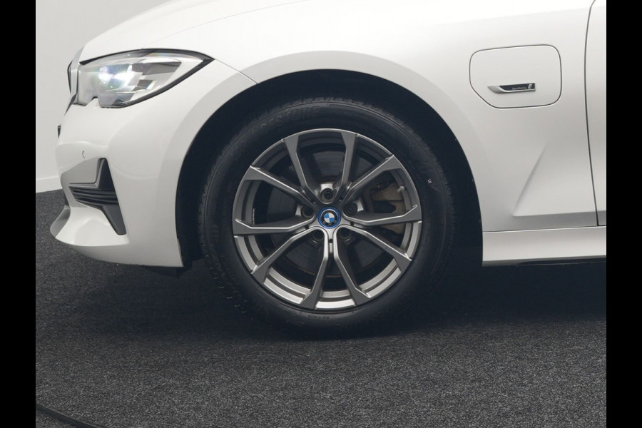BMW 3 Serie Touring 320e Sportline PHEV 204pk Dealer O.H | Lederen Sportstoelen Verwarmd | Sfeerverlichting | Apple Carplay | Navigatie | Cruise Control | Virtual | DAB |  Plug In Hybrid