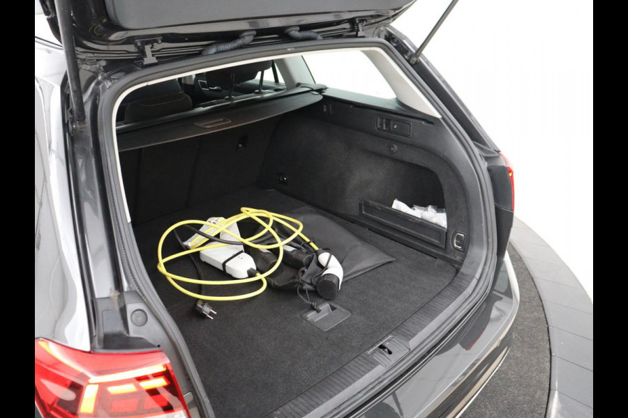 Volkswagen Passat 1.4 TSI PHEV GTE | Stoelverwarming | Camera | Carplay | Navigatie | Matrix LED | Adaptive cruise | Climate control | Bluetooth | Parkeerhulp | Plug In