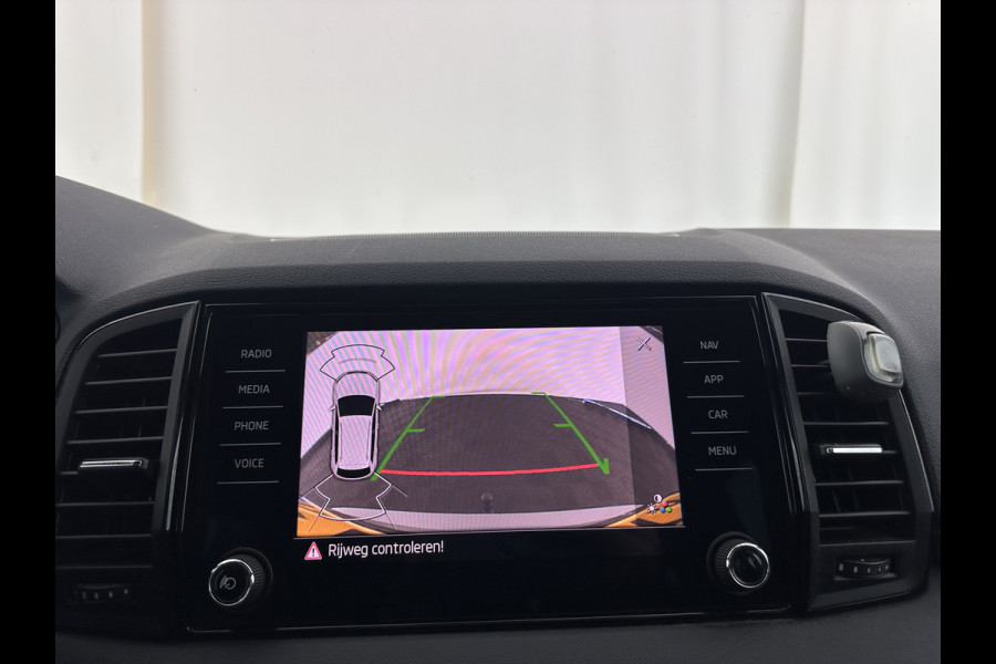 Škoda Karoq 1.5 TSI ACT Sportline Business (INCL-BTW) Aut. *PANO | DIGI-COCKPIT | FULL-LED | ADAPTIVE-CRUISE | CANTON-AUDIO | BLINDSPOT | HEATED-SPORTSEATS | CAMERA | AMBIENTLIGHT | NAVI-FULLMAP | KEYLESS | DAB+ | TOWBAR | PRIVACYGLAS