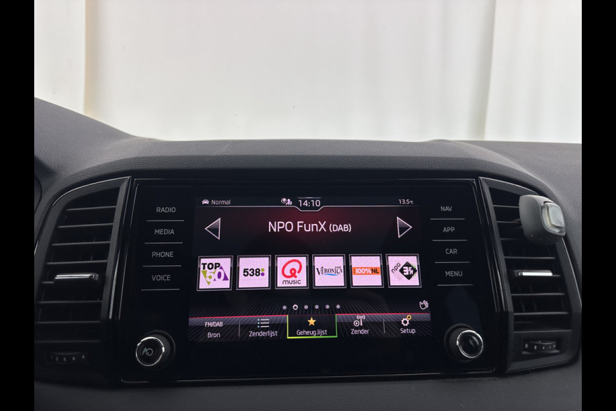 Škoda Karoq 1.5 TSI ACT Sportline Business (INCL-BTW) Aut. *PANO | DIGI-COCKPIT | FULL-LED | ADAPTIVE-CRUISE | CANTON-AUDIO | BLINDSPOT | HEATED-SPORTSEATS | CAMERA | AMBIENTLIGHT | NAVI-FULLMAP | KEYLESS | DAB+ | TOWBAR | PRIVACYGLAS