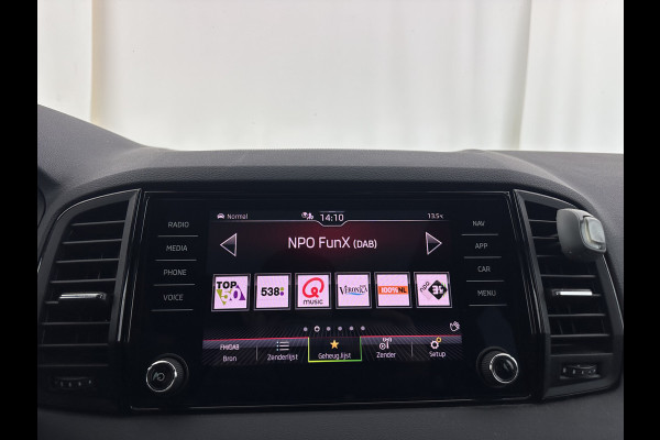 Škoda Karoq 1.5 TSI ACT Sportline Business (INCL-BTW) Aut. *PANO | DIGI-COCKPIT | FULL-LED | ADAPTIVE-CRUISE | CANTON-AUDIO | BLINDSPOT | HEATED-SPORTSEATS | CAMERA | AMBIENTLIGHT | NAVI-FULLMAP | KEYLESS | DAB+ | TOWBAR | PRIVACYGLAS